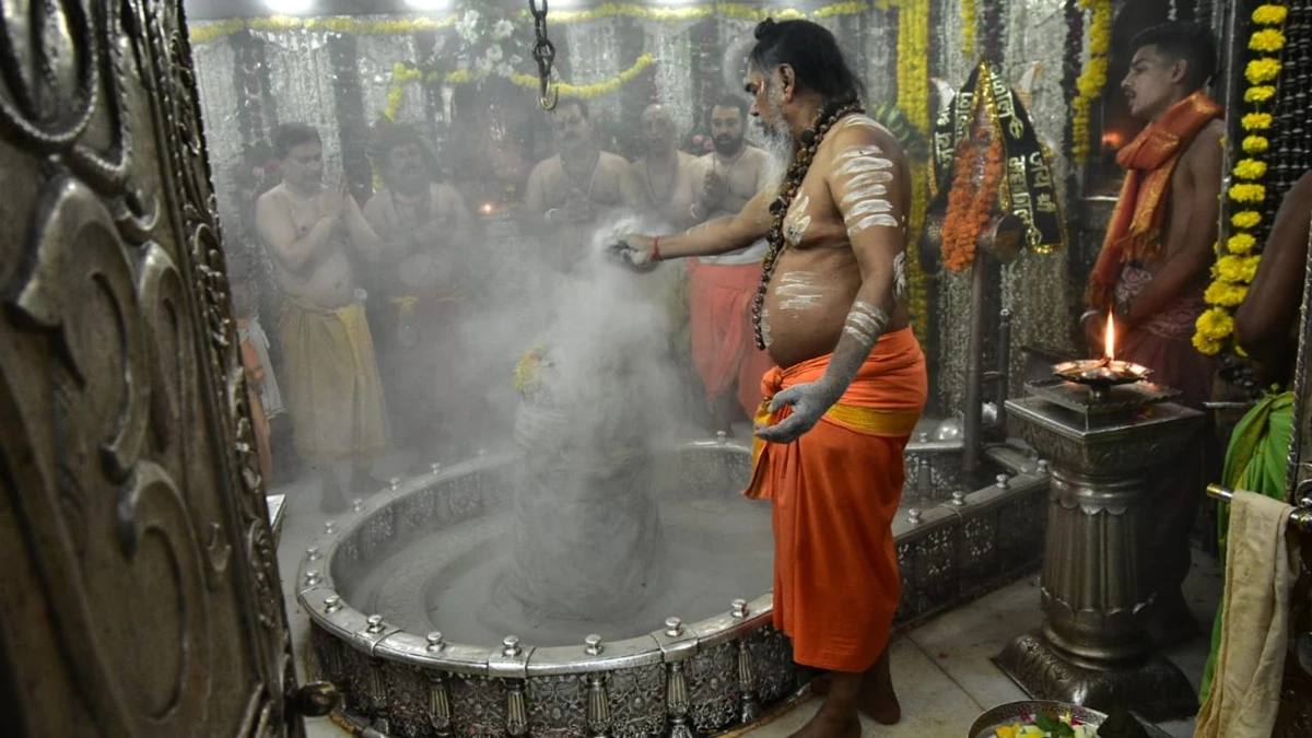 Mahakal Mandir Ujjain: श्रावण मास के पहले दिन महाकाल का दर्शन और आशीर्वाद पाने उमड़ी भक्तों की भीड़