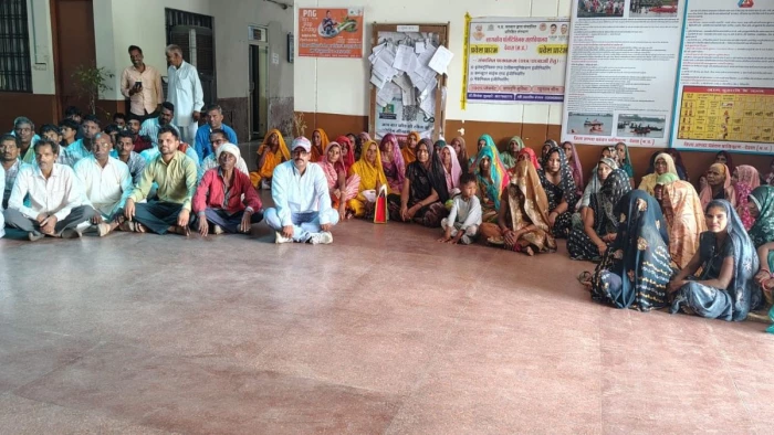 देवास में 'मेरी पूजा करो' कहने वाले के खिलाफ ग्रामीण पहुंचे कलेक्ट्रेट, सामुदायिक भवन बचाने की लगाई गुहार