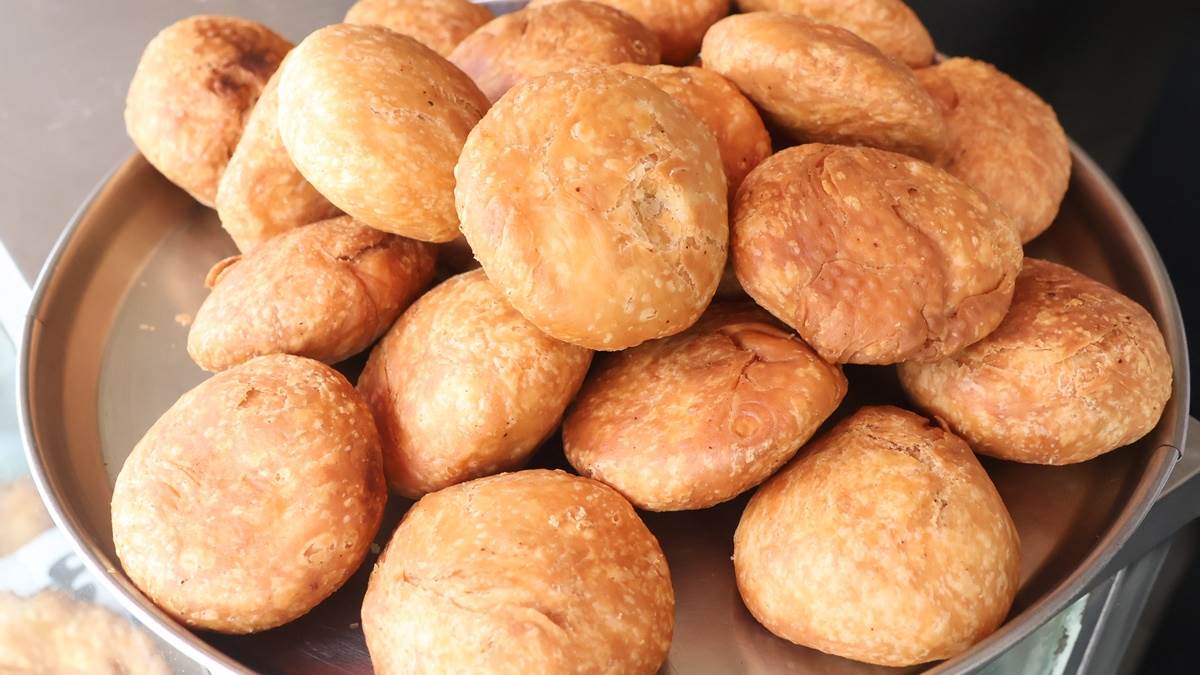 Indore Food: इंदौर की कचौड़ी जिसमें छुपा है स्वाद का खजाना और लहसुन की महक