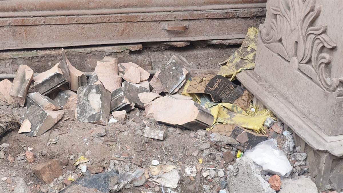 देवास में माता टेकरी के कुमार गंधर्व द्वार से गिरे पत्थर के टुकड़े, एक व्यक्ति के पैर में आई चोट