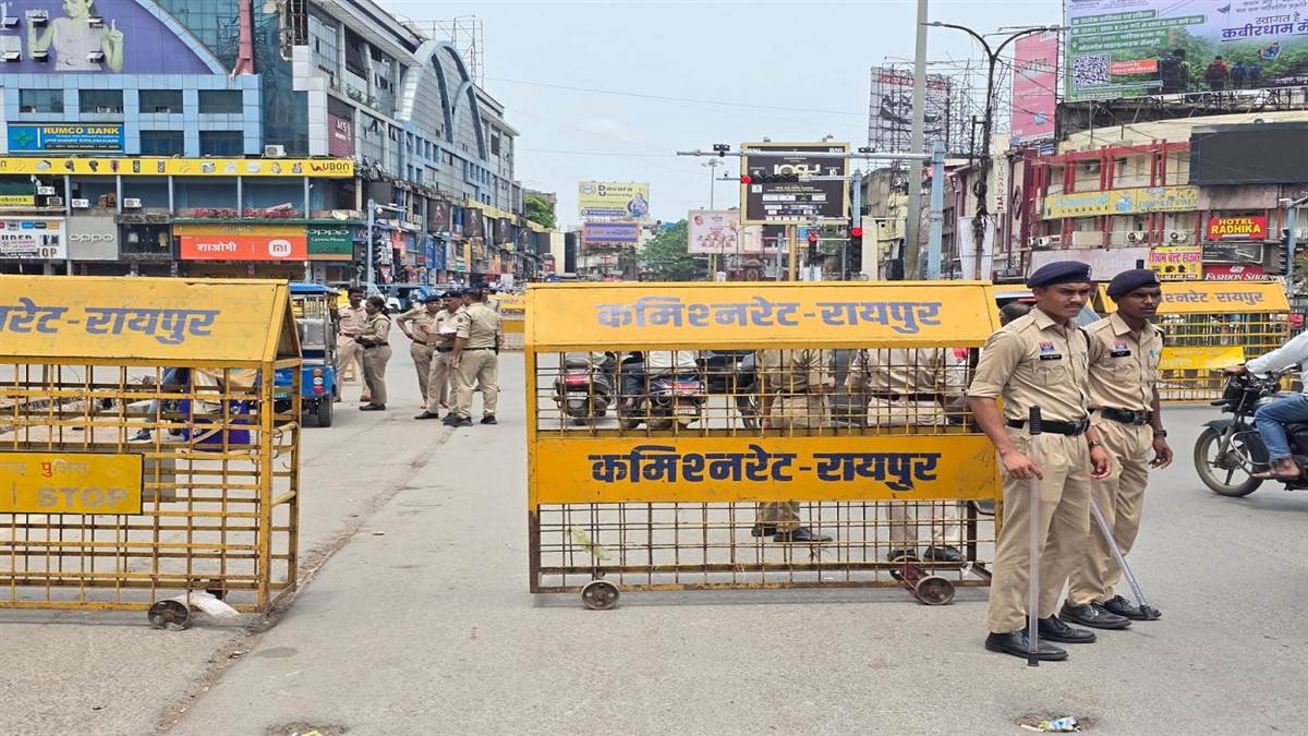 रायपुर में सुबह से चल रही 35 स्थानों पर पुलिस की मेगा नाकेबंदी, फर्जी नंबर प्लेट और संदिग्ध वाहनों पर कड़ी कार्रवाई