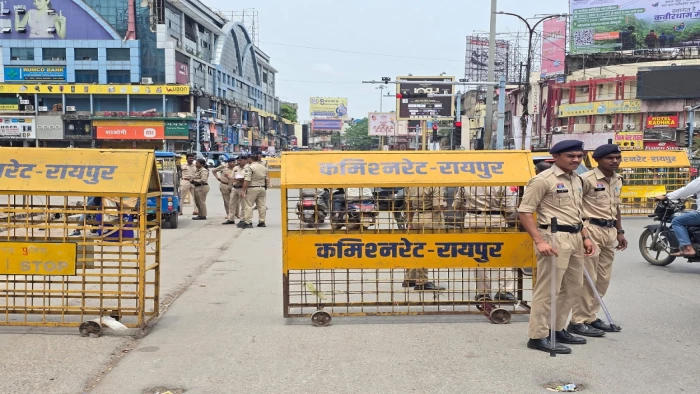 रायपुर में सुबह से चल रही 35 स्थानों पर पुलिस की मेगा नाकेबंदी, फर्जी नंबर प्लेट और संदिग्ध वाहनों पर कड़ी कार्रवाई