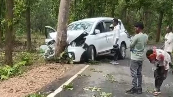 मानिकपुर जंगल में दर्दनाक हादसा: बाबा बछराज कुंवर धाम से लौट रहे श्रद्धालुओं की कार पेड़ से टकराई, एक की मौत, सात घायल