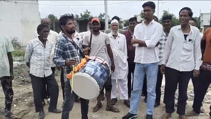 रतलाम में ढोल बजाकर नगर निगम को जगाने निकले रहवासी, गड्ढों में बैठकर किया प्रदर्शन