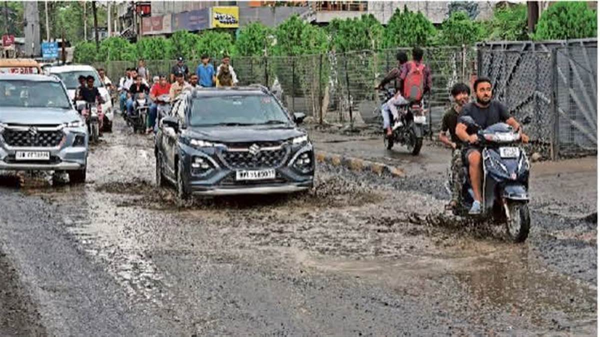 सड़क के गड्ढों की शिकायत इंदौर मेयर हेल्पलाइन ऐप 311 पर क्यों नहीं, अफसरों को हाई कोर्ट ने किया तलब