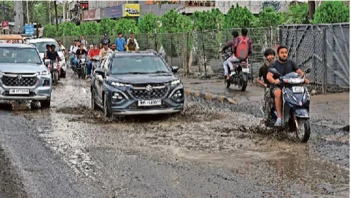 सड़क के गड्ढों की शिकायत इंदौर मेयर हेल्पलाइन ऐप 311 पर क्यों नहीं, अफसरों को हाई कोर्ट ने किया तलब