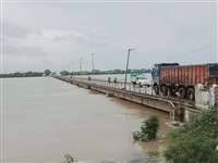 चंद्रपुर के निचली क्षेत्रों में घुसा महानदी का पानी,शिवरीनारायण में पुल तक पहुंचा पानी
