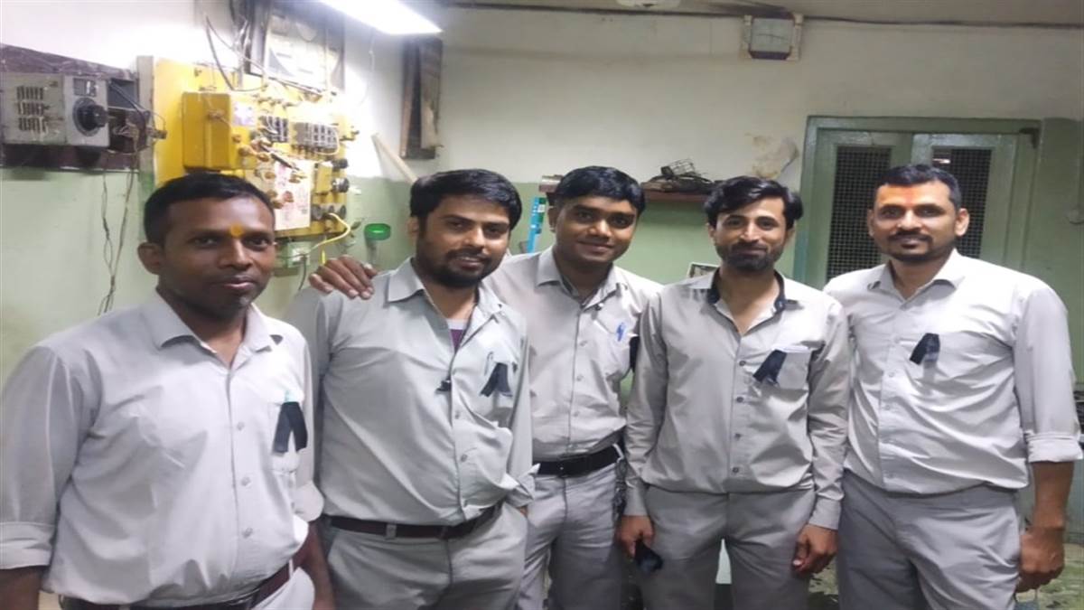 BHEL Bhopal News: काली पट्टी लगाकर भेल कर्मचारी कर रहे कारखाने में काम