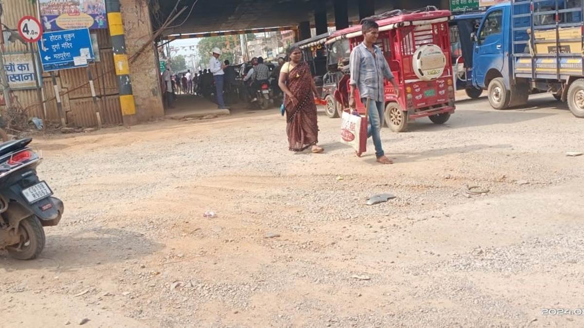 70 करोड़ के फंड से बनी रायपुर की सड़कें 70 महीने में हो गई ध्वस्त, बारिश से पहले बनी थी 28 वार्डों की ये 60 सड़कें