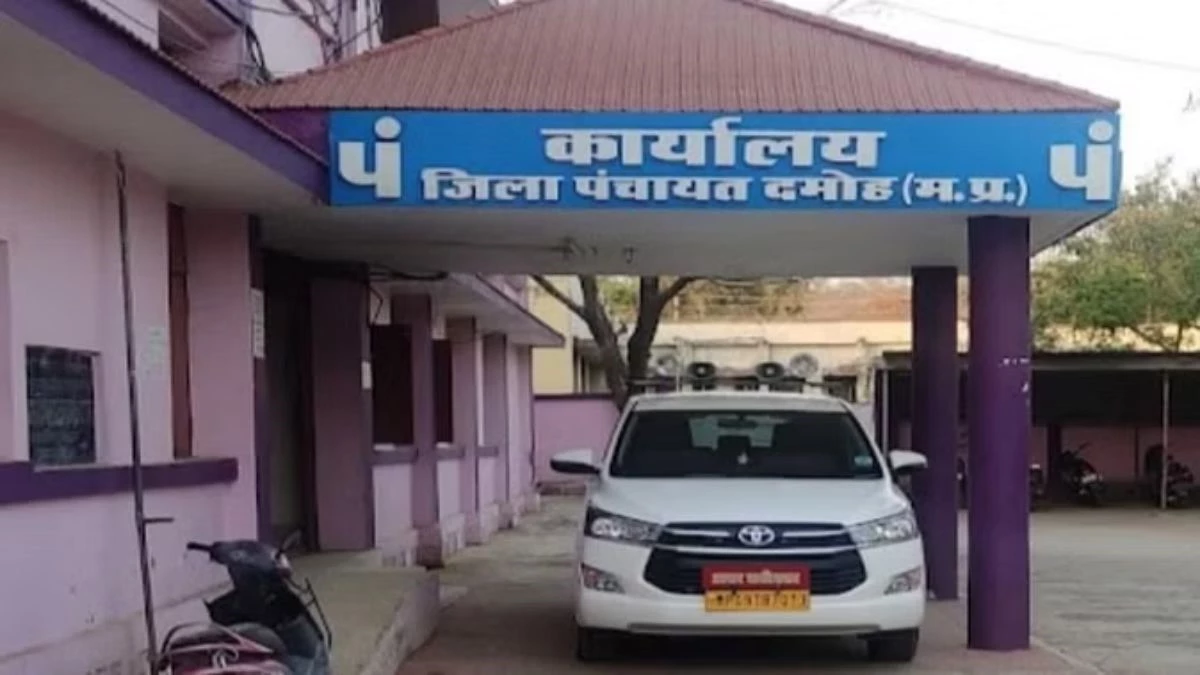 बगैर सूचना के बैंकॉक घूमने गए… दमोह के 4 रोजगार सहायकों की सेवाएं समाप्त