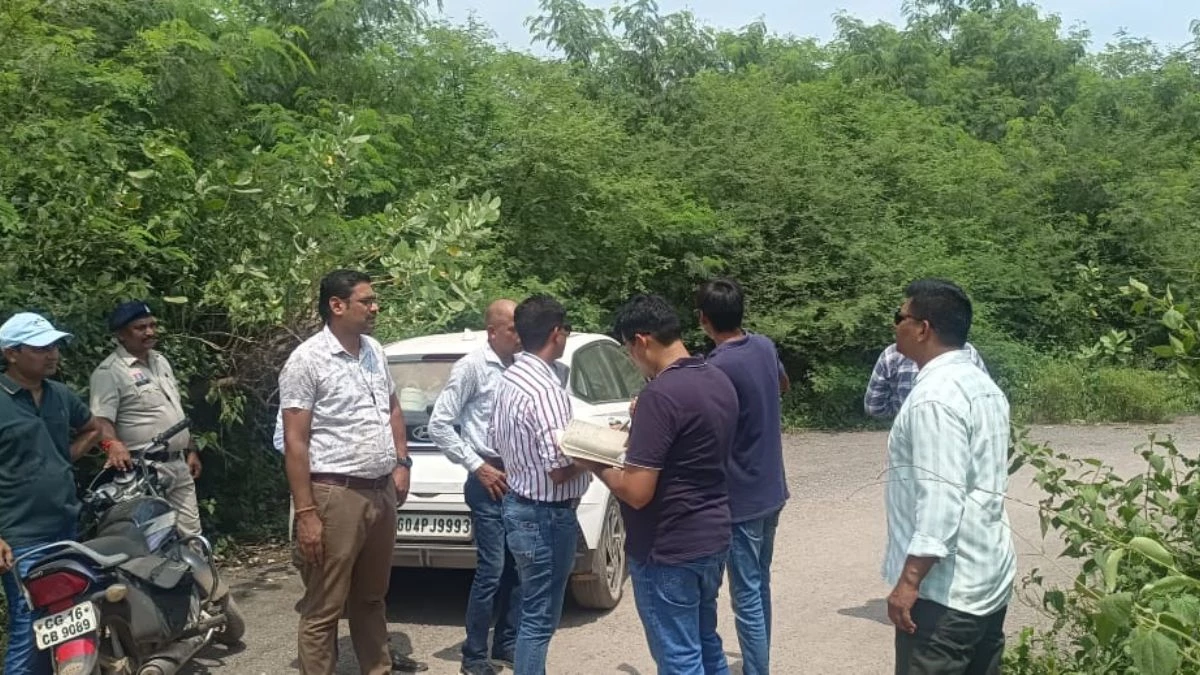 Crime: कार रुकवाई और जबरन अंदर घुसे... दिनदहाड़े हथियारों के बल पर कारोबारी से 15 लाख की लूट