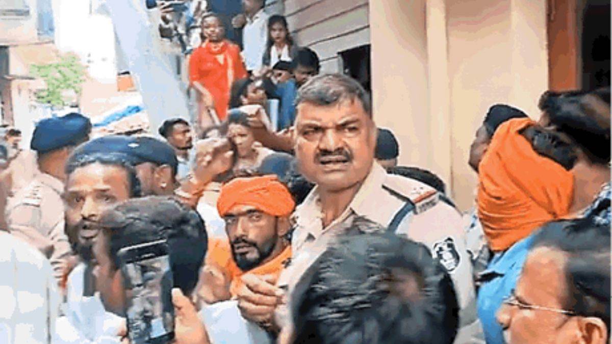Religion Conversion: प्रार्थना सभा की आड़ में 10 वर्षों से चल रहा मतांतरण, महिला समेत दो पर FIR