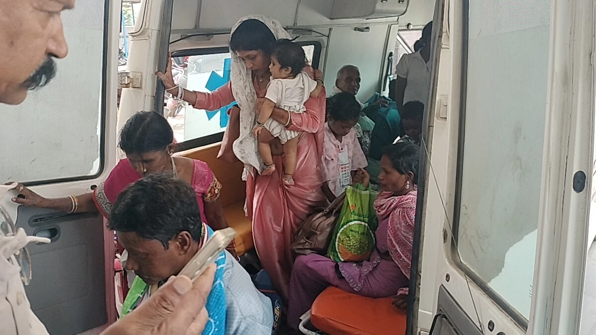 Budhni: बरेली से होशंगाबाद जा रही बस के आगे बाइक आई, तीन पलटी खा गई बस, 20 यात्री घायल