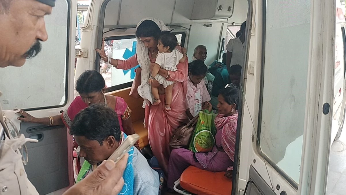 MP Road Accident: बाइक सवार को बचाने के चक्कर में खाई में जा गिरी बस, मची चीख-पुकार, 20 से अधिक घायल