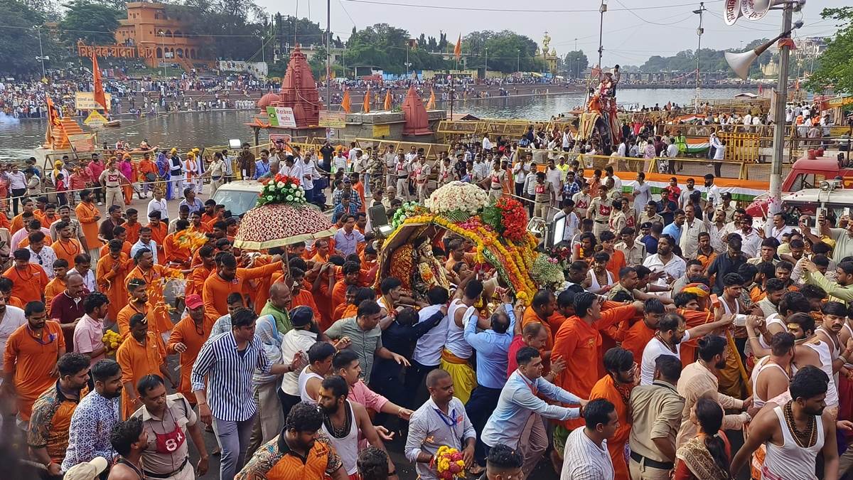 Mahakal ki Sawari: भगवान महाकालेश्वर ने किया नगर भ्रमण, पांच रूपों में हुए दर्शन