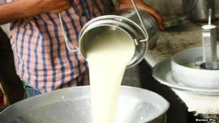 Milk Rate Hike: जबलपुर में मनमर्जी से बढ़ा रहे दूध के दाम, जनता को प्रशासन से है कार्रवाई की आस