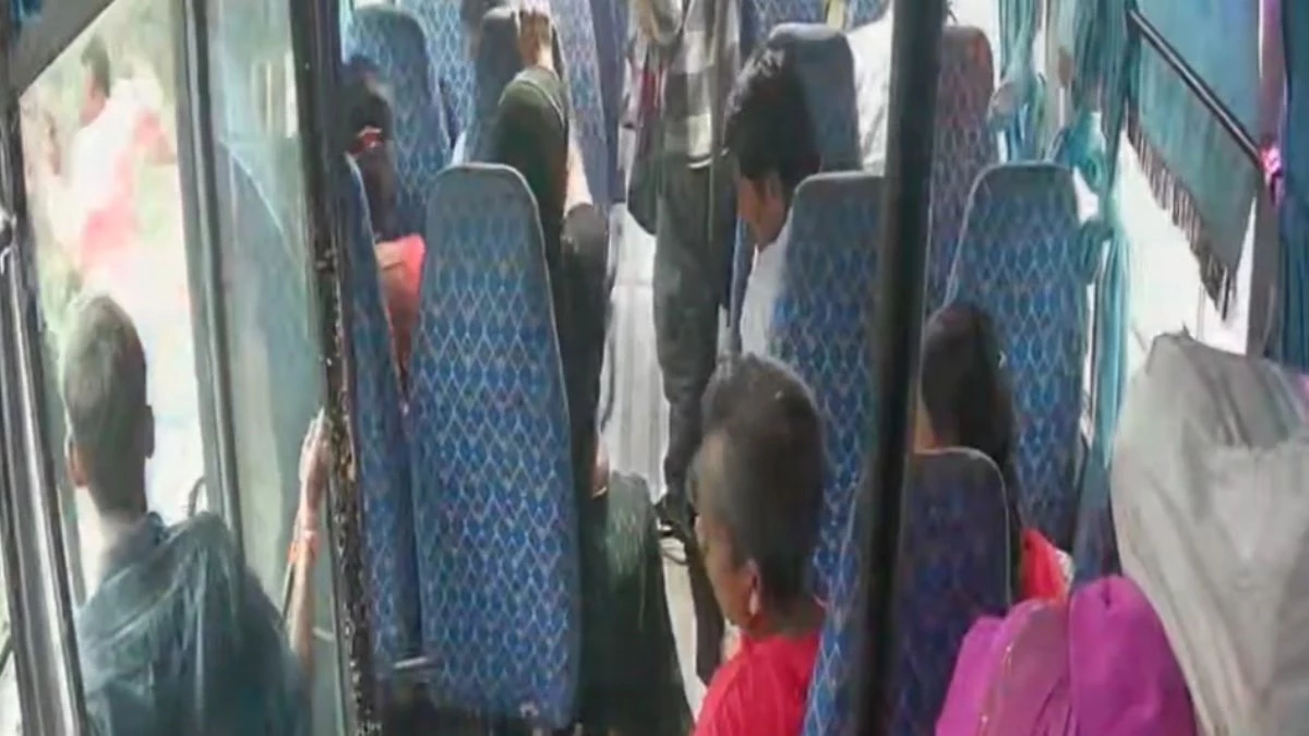 MP में शराब के लिए रोकी दी यात्रियों से भरी बस, कंडक्टर ने पैसे देने से किया मना तो कर दी पिटाई, Video Viral