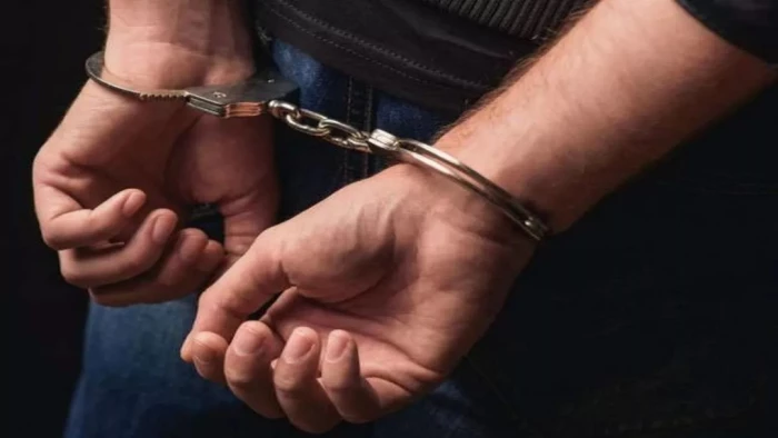 इंदौर में हथियारों का प्रदर्शन करने वाले 4 बदमाश गिरफ्तार, 5 पिस्टल और कारतूस बरामद; जांच में जुटी पुलिस इंदौर में हथियारों का प्रदर्शन करने वाले 4 बदमाश गिरफ्तार, 5 पिस्टल और कारतूस बरामद; जांच में जुटी पुलिस