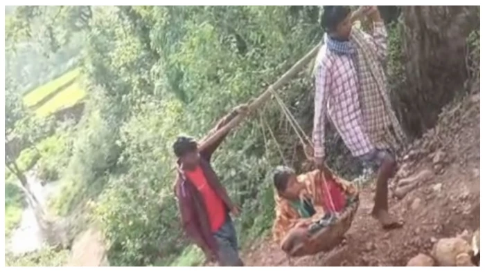 भैंसापाठ में खराब सड़क और पुलिया के अभाव में झेलगी पर ले जाना पड़ा मरीज: वीडियो हुआ वायरल