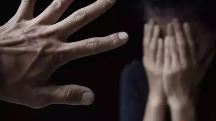 15 साल की बेटी के पेट में हुआ तेज दर्द, अस्पताल लेकर पहुंचे परिवार के लोग तो डॉक्टरों ने बताया गर्भवती