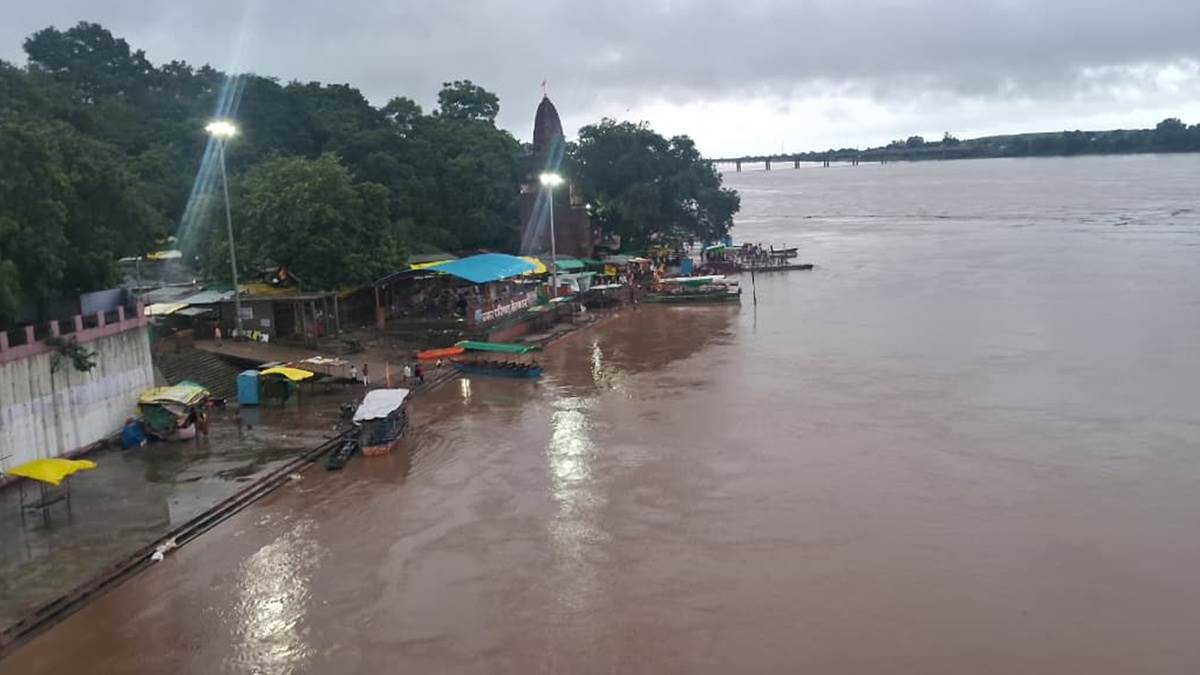 नेमावर में नर्मदा का जलस्तर खतरे के निशान से 10 फीट नीचे, हरियाली अमावस्या स्नान पर लगा प्रतिबंध
