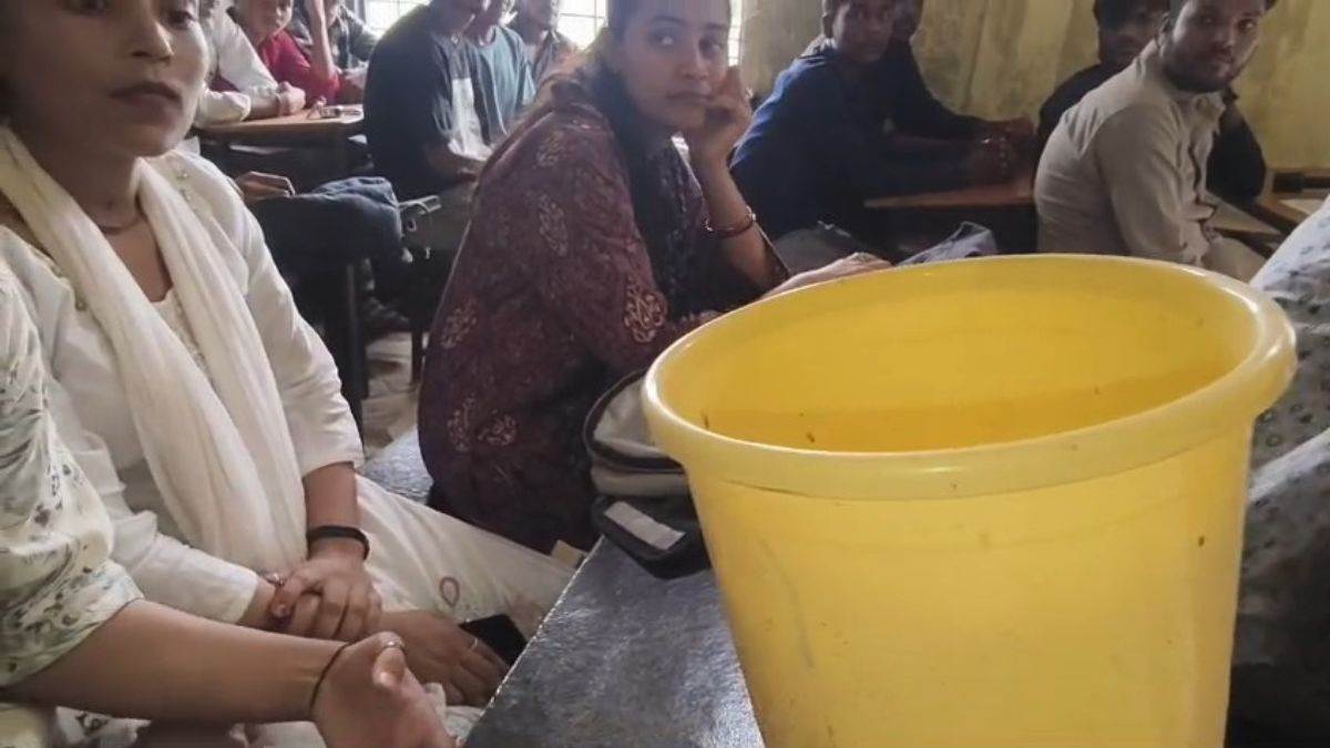 नरसिंहपुर का एक ऐसा कॉलेज, जहां हॉल में टपकती छत के नीचे 12 बेंच पर बैठे 75 विद्यार्थियों की मजबूरी
