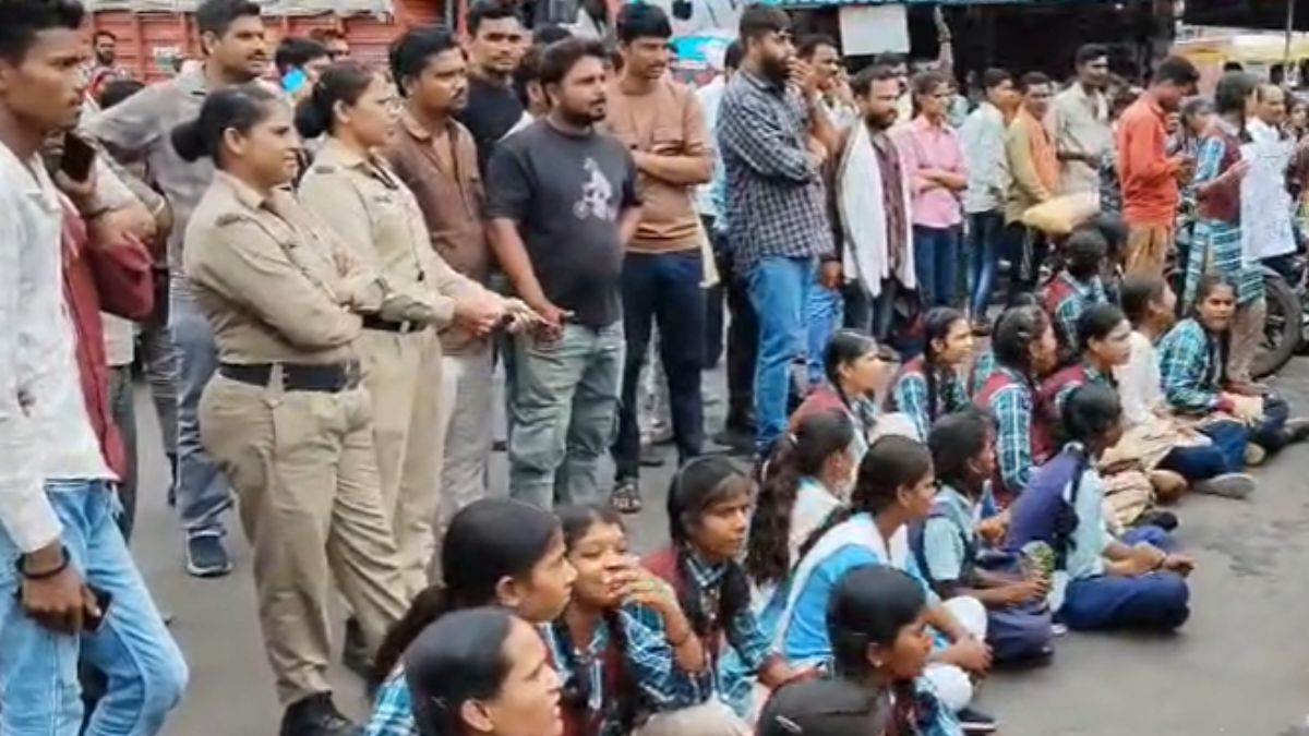 जबलपुर में सड़क पर उतरे सांदीपनी विद्यालय के सैकड़ों छात्र, स्कूल 10 किमी दूर शिफ्ट करने का विरोध, जबलपुर-दमोह-भोपाल रोड किया जाम