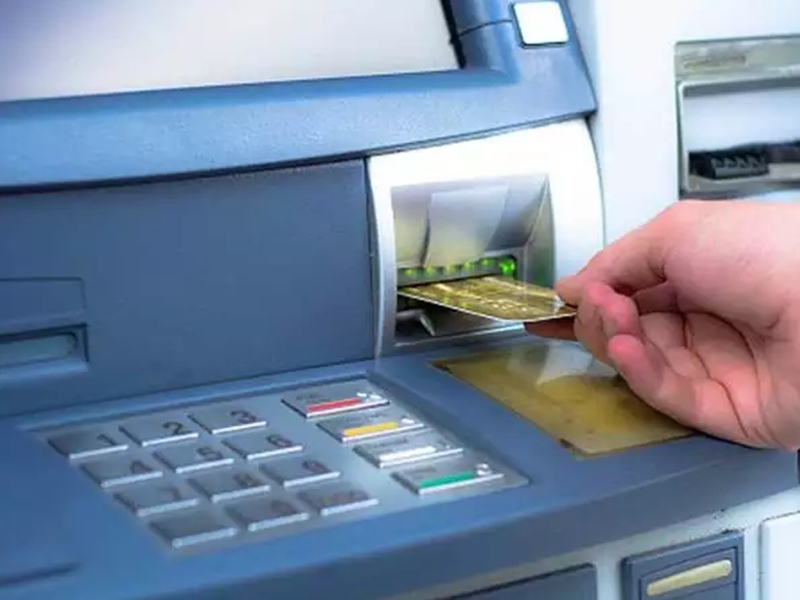 ATM से नहीं निकले पैसे और खाते में कम हो गया बैलेंस, अब क्या होगा, जानें क्या कहते हैं RBI के नियम