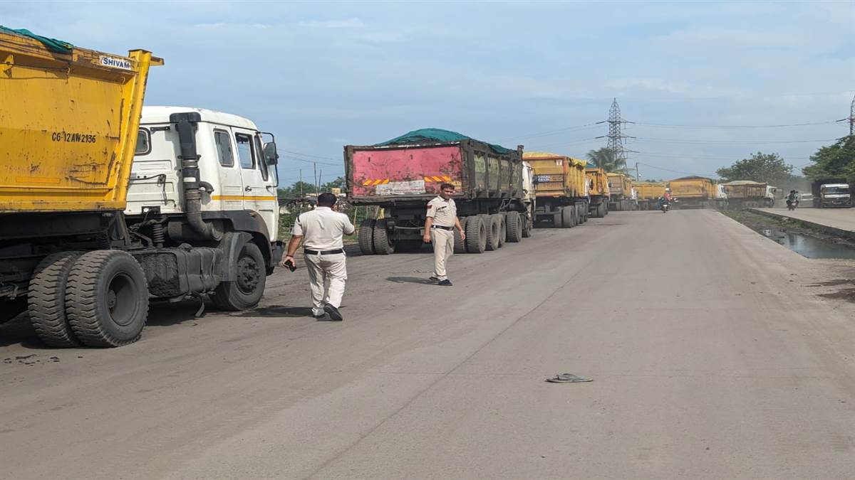 Korba News: Heavy vehicles parked randomly causing jam, action started