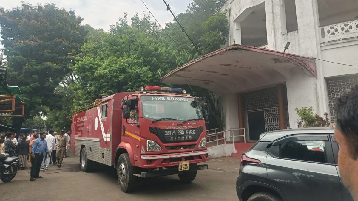 भोपाल कमिश्नर दफ्तर में बुजुर्ग ने पेट्रोल डालकर लगाई आग, जमीन विवाद से था परेशान
