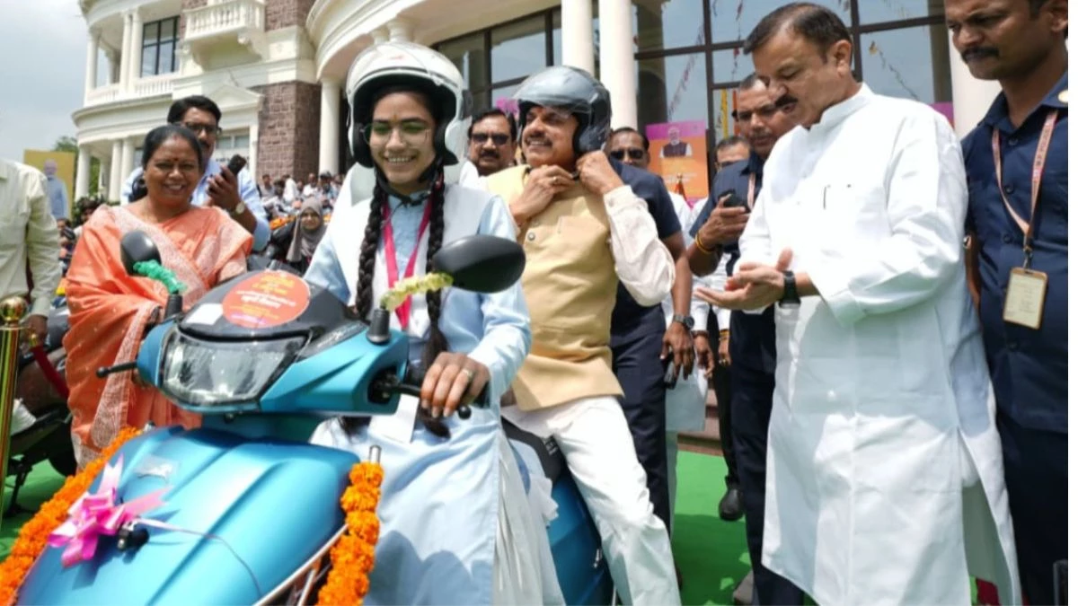 मध्य प्रदेश में स्कूली टॉपर्स को सीएम मोहन यादव का तोहफा, 12वीं में टॉप करने वाले 7832 बच्चों को मिली स्कूटी