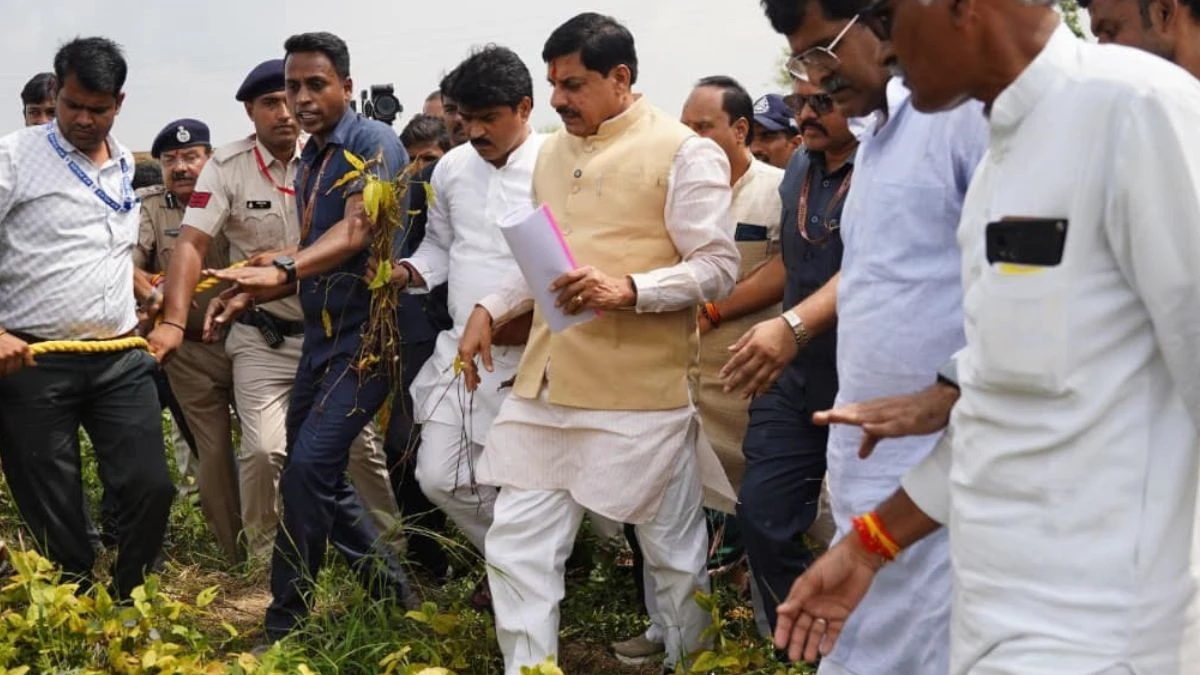 सीएम मोहन यादव ने खेतों में जाकर खराब हुई सोयाबीन की फसल का लिया जायजा, सर्वे कराने के दिये निर्देश