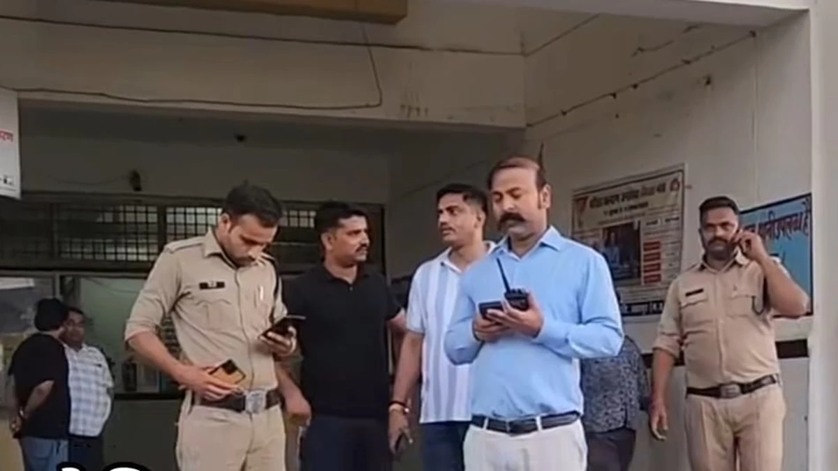 छतरपुर जिला अस्पताल के कैदी वार्ड में भर्ती आरोपी गेट में ताला लगाकर फरार, पुलिस की राइफल भी ले गया