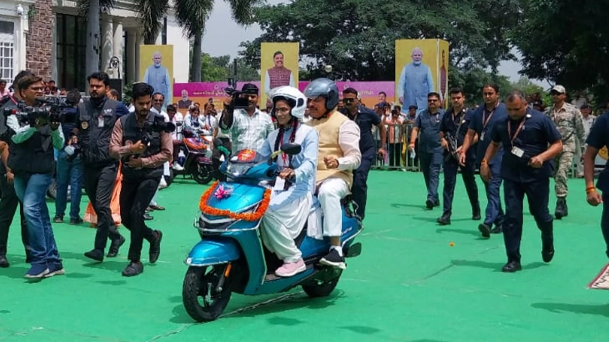 MP में 12वीं में फर्स्ट आने वाले 7832 विद्यार्थियों को सीएम डॉ. मोहन यादव ने दिया स्कूटर