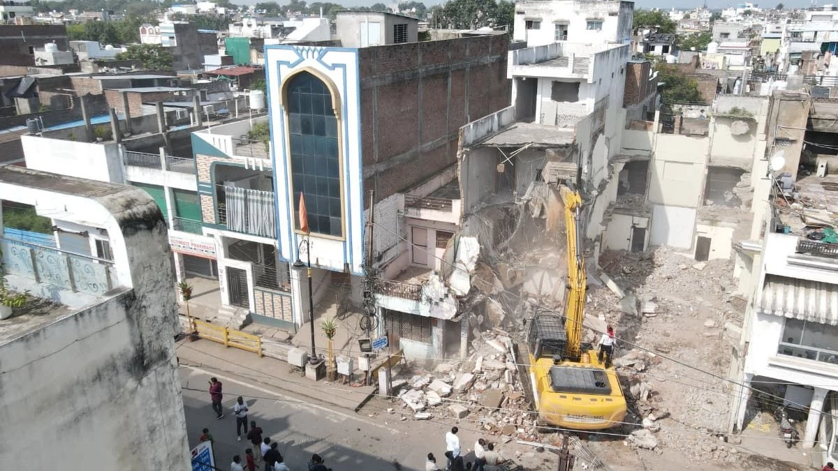 Ujjain News: बेगमबाग में फिर चला बुलडोजर, पांच भूखंडों पर बने 11 भवन ढहाए
