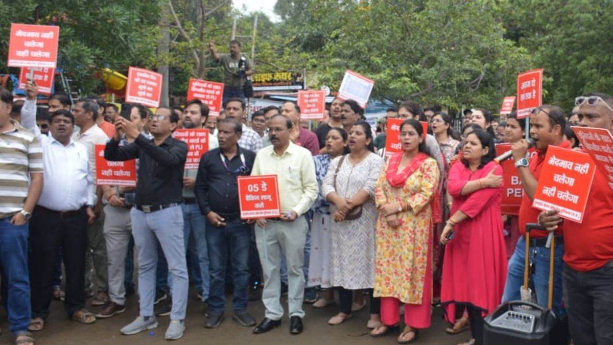 जबलपुर की 300 शाखाओं में नहीं हुआ काम, कुछ जगह बंद रहे एटीएम, दोपहर बाद खुले तो कैश खत्म