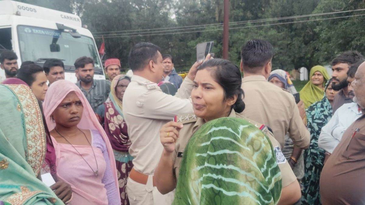 शराब बिक्री से तंग महिलाओं का हल्लाबोल, कटनी के पोड़ी खिरवा में चक्काजाम; ढीमरखेड़ा मार्ग पर थमे पहिए