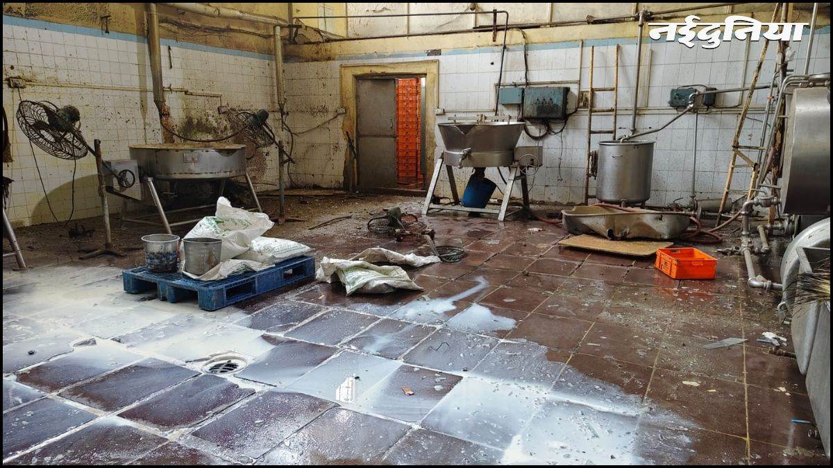 इंदौर के सांची पेड़ा प्लांट में बड़ा हादसा, मशीन फटने से टेक्नीशियन की मौत, 3 घायल; गंदगी के बीच बन रही थी मिठाई