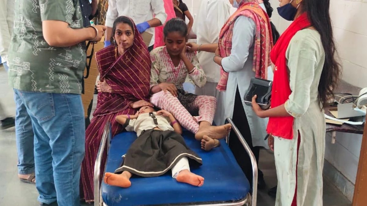 खरगोन के भीकनगांव में स्कूल बस पलटने से एक दर्जन से ज्यादा बच्चे घायल