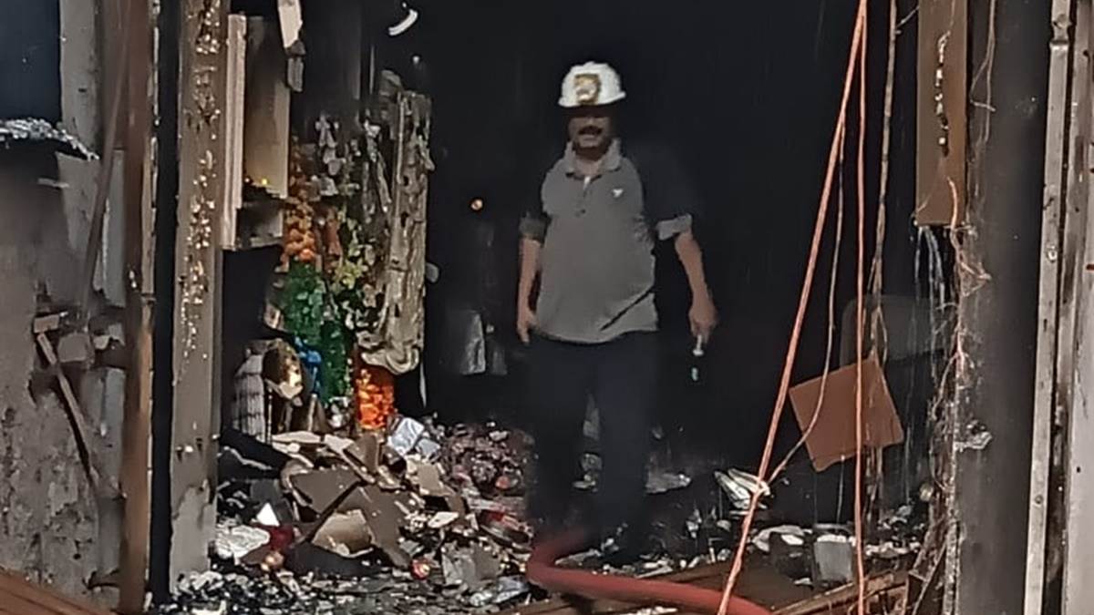 जबलपुर में दीपावली डेकोरेशन के सामान से भरी तीन मंजिला दुकान और गोदाम जलकर खाक