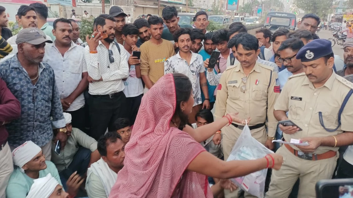 खरगोन में डॉक्‍टर के गलत इंजेक्‍शन से 4 साल के बच्‍चे की मौत के बाद परिजनों ने क्लीनिक पर तोड़फोड़ की, रास्ताजाम किया