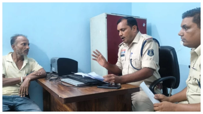 रायगढ़ में बुजुर्ग दंपति को मिली राहत: SSP से लगाई गुहार पर बेटे को थाने बुलाकर लगाई फटकार