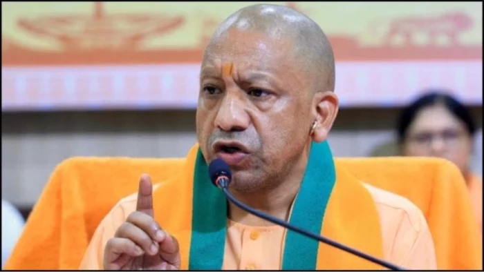 देवीपाटन धाम में सीएम योगी ने बच्चों को बांटी स्टडी टेबल, बोले- नारी का सम्मान और स्वावलंबन ही रामराज्य का आधार