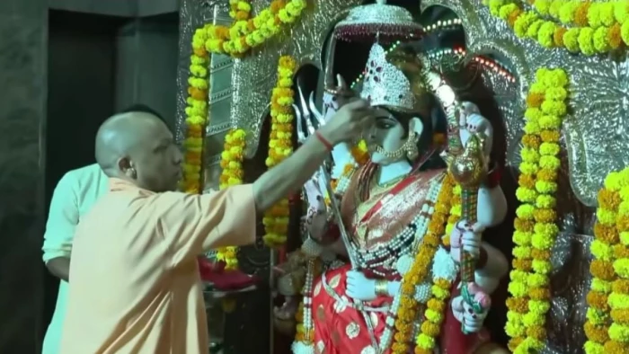 शारदीय नवरात्रि के पहले दिन मंदिर पहुंचे सीएम योगी, बलरामपुर में मां पाटेश्वरी का लिया आशीर्वाद