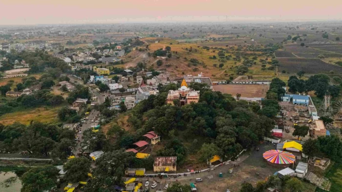 नवरात्र विशेष : धार में दुल्हन की तरह सजा गढ़ कालिका माता मंदिर, दर्शन करने श्रद्धालुओं का तांता लगना हुआ शुरू