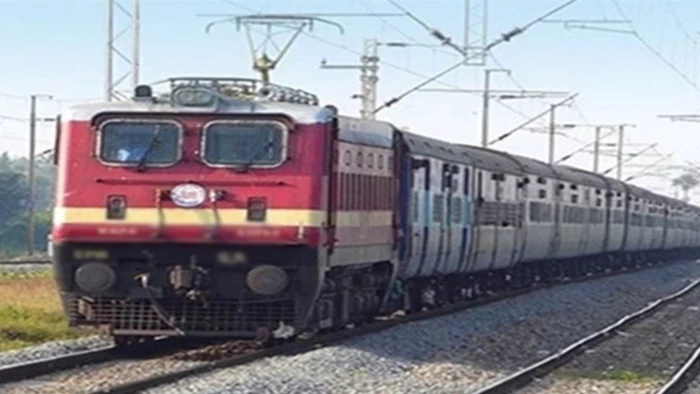 जबलपुर स्टेशन पर युवकों और रेलकर्मियों के बीच कहासुनी, 1 घंटे लेट निकली इटारसी-छिवकी एक्सप्रेस