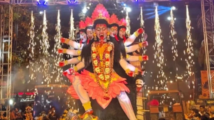 जयकारों के बीच करुणाधाम में मां 'बड़ी अम्मा' का आगमन; 21 फीट ऊंची पंचमुखी महाकाली माता के दर्शन को उमड़े श्रद्धालु