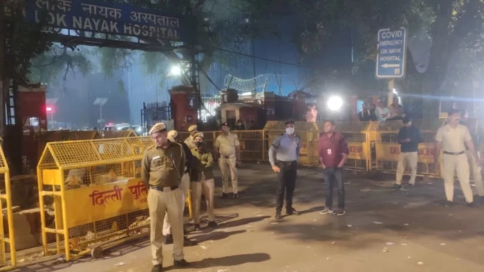 ‘मेरा बेटा कहां है... कोई तो बता दो’, दिल्ली ब्लास्ट के बाद अस्पताल में दर्द, चीखें और अफरा-तफरी का माहौल