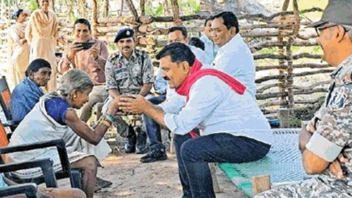 45 लाख इनामी माओवादी हिड़मा के घर पहुंचे उप मुख्यमंत्री, मां से बोले - 'बेटे को समझाओ'