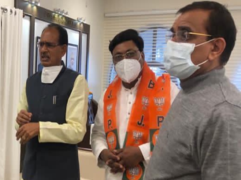 Chhindwara News: कांग्रेस के पूर्व विधायक अजय चौरे भाजपा में शामिल